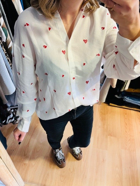Chemise Valentine blanche à petits cœurs rouge
