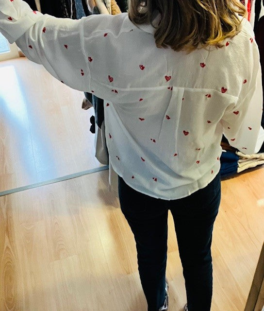 Chemise Valentine blanche à petits cœurs rouge