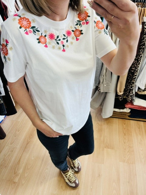 T-shirt blanc brodé floral