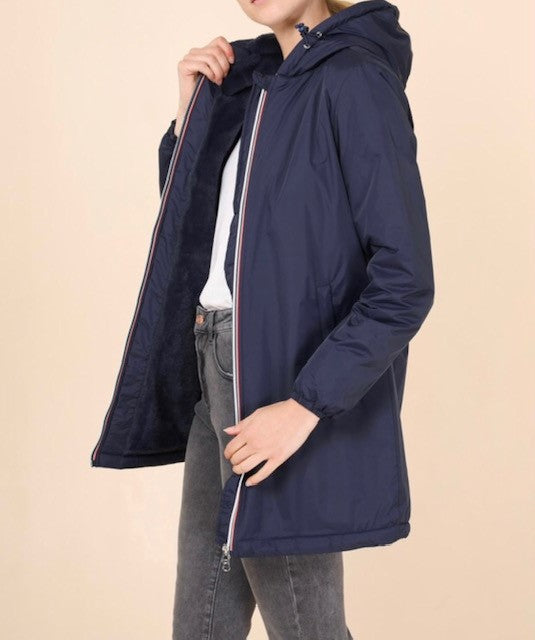 Manteau mi long fourré imperméable bleu marine fermeture éclair tricolore capuche Laura Jo