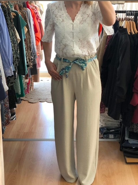Pantalon évasé.
Ruban à nouer.
Taille élastique.
Fabrication française