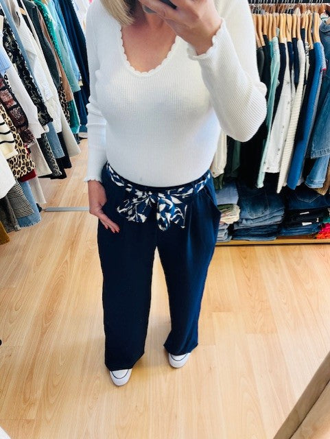 Pantalon évasé.
Ruban à nouer.
Taille élastique.
Fabrication française.