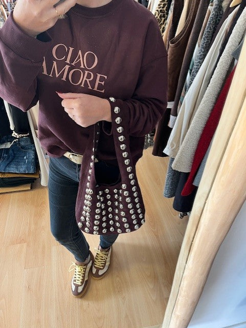 sac en cuir porté épaule - sac cuir femme clous argentés - sac cuir rock femme - sac épaule cuir véritable - sac tendance femme - sac bordeaux clous métalliques - sac cuir chic et rock