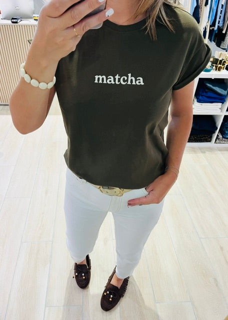 T-shirt Atlas Grace & Mila - T-shirt Grace & Mila femme - T-shirt kaki femme - T-shirt coton femme - T-shirt manches courtes femme - T-shirt kaki à inscription - T-shirt imprimé femme - T-shirt casual femme - T-shirt tendance femme, haut kaki femme - T-shirt coton kaki - vêtement Grace & Mila femme