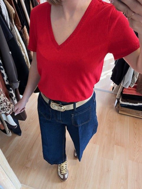 t-shirt rouge femme chic - t-shirt col V femme - top rouge Grace & Mila - t-shirt Willem Grace et Mila - t-shirt basique élégant femme - t-shirt rouge coupe féminine - top casual chic femme - t-shirt rouge intemporel femme