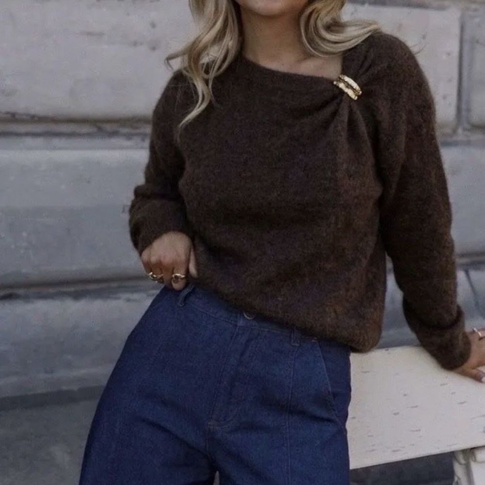 Pull chocolat avec broche Elio
