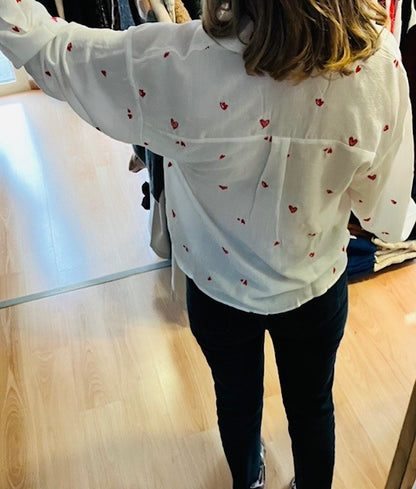 Chemise Valentine blanche à petits cœurs rouge