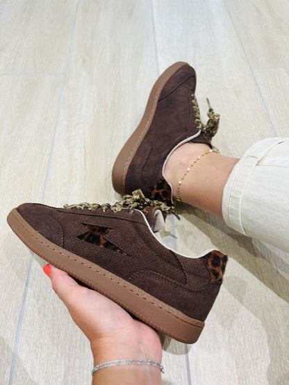 sneakers Vanessa Wu chocolat - baskets Vanessa Wu femme - sneakers chocolat femme - baskets marron femme - sneakers marron femme - Vanessa Wu AURA EMBLEM - baskets AURA EMBLEM - sneakers léopard femme - baskets suédine chocolat - sneakers tendance femme - baskets rétro femme - Vanessa Wu BK2948CH