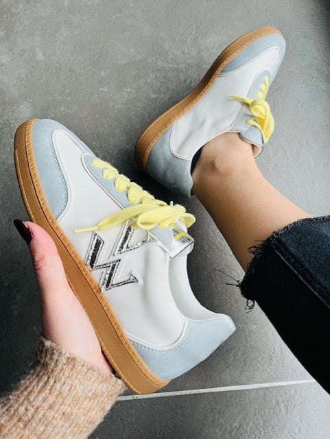 Baskets Aura initials bleu- Baskets Vanessa Wu - Sneakers Vanessa Wu femme - Chaussures Vanessa Wu - Baskets camel femme , baskets tendance femme - baskets nouvelle collection Vanessa Wu