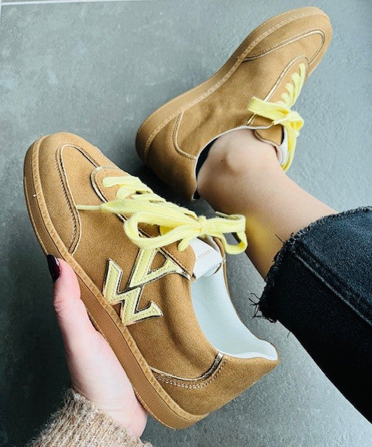 Baskets Aura initials camel- Baskets Vanessa Wu - Sneakers Vanessa Wu femme - Chaussures Vanessa Wu - Baskets camel femme , baskets tendance femme - baskets nouvelle collection Vanessa Wu