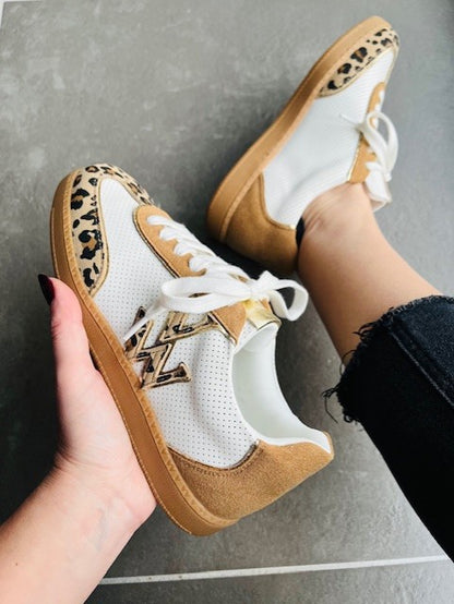 Baskets Aura initials léopard - Baskets Vanessa Wu - Sneakers Vanessa Wu femme - Chaussures Vanessa Wu - Baskets femme léopard, baskets tendance femme