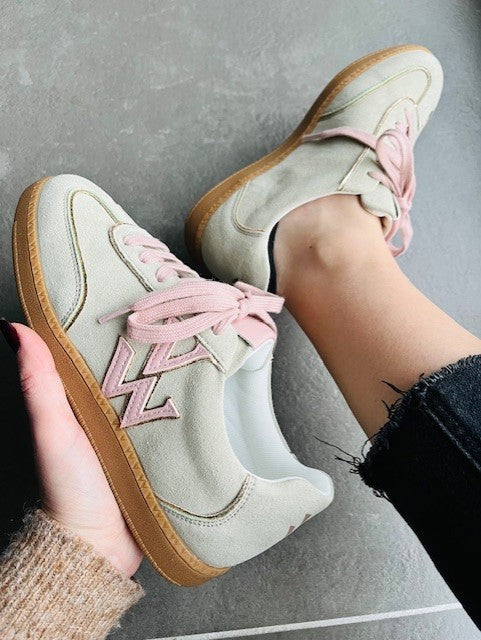 Baskets Aura initials verte - Baskets Vanessa Wu - Sneakers Vanessa Wu femme - Chaussures Vanessa Wu - Baskets verte femme , baskets tendance femme - baskets nouvelle collection Vanessa Wu