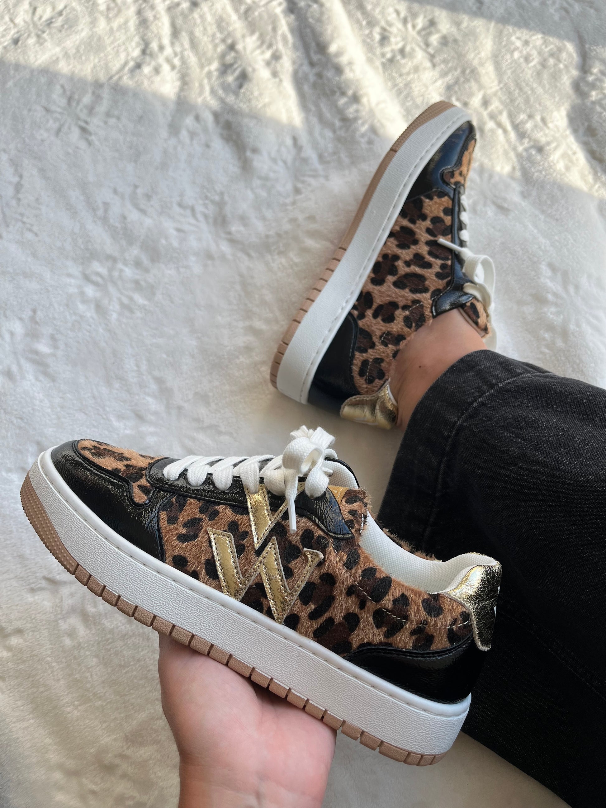 Baskets Kasia imprimé léopard - Baskets Vanessa WU - monogramme doré 