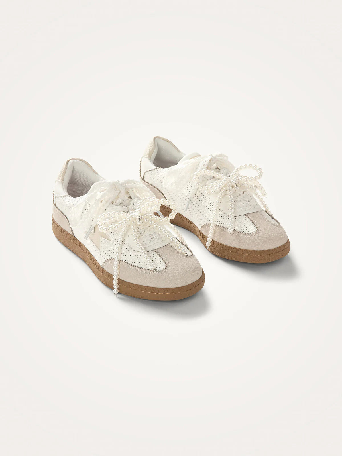 baskets femme tendance - baskets blanches femme - sneakers femme - baskets chic femme - chaussures Vanessa Wu - baskets dentelle femme - baskets perles femme
sneakers mode femme - baskets confortables femme - baskets Sasa x Vanessa Wu