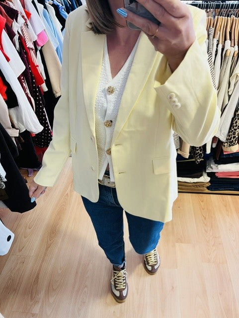 blazer jaune pastel femme- blazer jaune femme- blazer butter yellow- blazer oversize femme- veste blazer chic femme- blazer casual chic femme- blazer printemps été femme- veste tailleur jaune pastel- blazer élégant femme- blazer tendance pastel