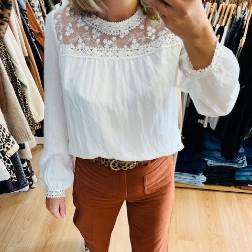 Blouse blanche fluide en lin - Bordures de poignets brodées
Coupe droite et fluide
Manches longues
Fermeture discrète (bouton au dos)
