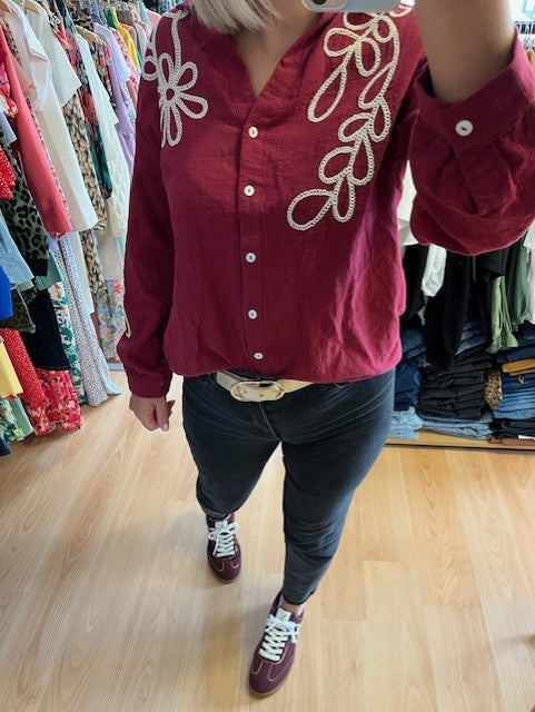 Blouse bordeaux brodée Murcia - col V - boutonnée 