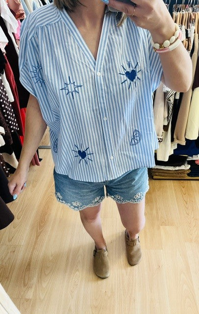 Blouse brodée bleu Arianne - chemise femme oversize - chemise rayée bleu ciel - blouse femme chic
- chemise brodée femme- chemise été femme - look casual chic femme
- chemise manches courtes femme - mode femme tendance été - chemise ample femme - blouse rayée femme
