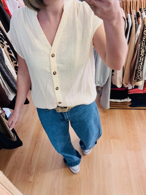 blouse gaze de coton écru - blouse écru femme - blouse Grace & Mila Wesra - blouse coton légère femme - blouse été femme écru - blouse fluide coton femme - blouse gaze de coton écru femme manches courtes - blouse légère été femme coupe fluide - blouse écru col V boutonnée femme - blouse coton naturelle style bohème chic - blouse femme casual chic printemps été
 - blouse gaze de coton respirante femme