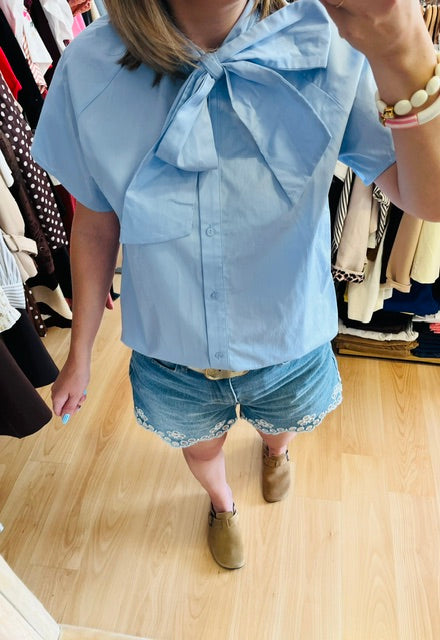 blouse femme chic- blouse bleu ciel - blouse lavallière - blouse nœud - chemisier tendance femme - blouse élégante été - top femme chic casual - blouse manches courtes - mode femme tendance 2026 