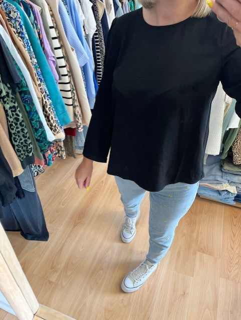 Blouse chic noire
Nœud à nouer au dos 
Col rond 