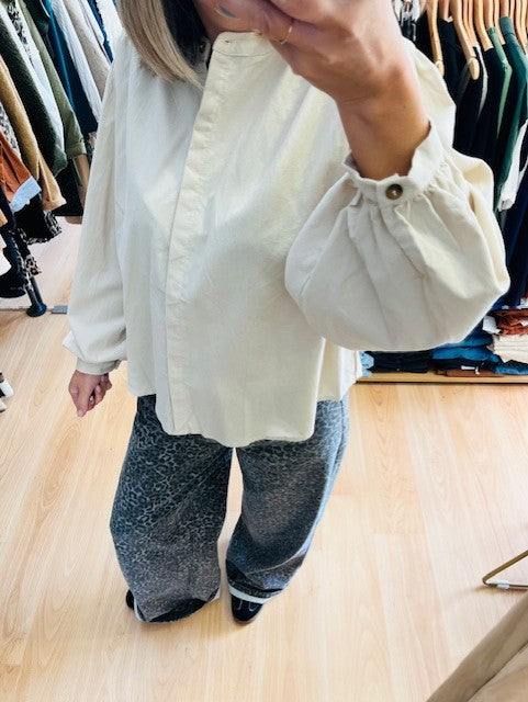 Blouse oversize écru en velours côtelé Suri - Blouse Grace & Mila - Blouse col rond - Blouse manches bouffantes