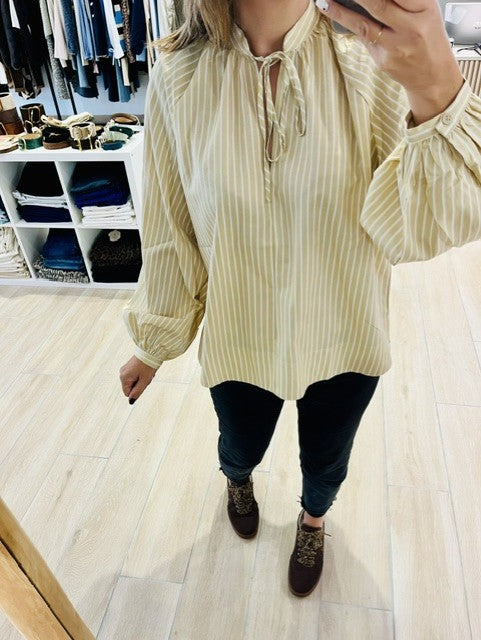 blouse rayée beige femme - blouse beige femme - blouse col mao femme - blouse à nouer femme- blouse rayée femme - blouse Grace & Mila-  blouse Albane Grace & Mila - chemisier rayé beige
blouse chic femme