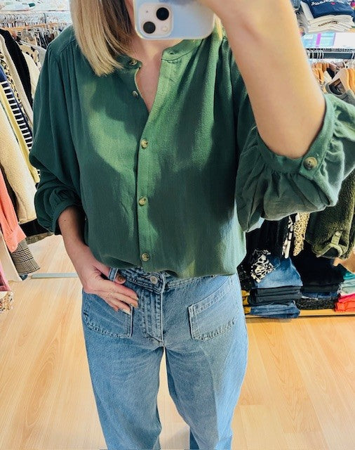 Blouse verte Portrait Grace & Mila boutonnée sur l'avant manches 3/4 fluide en lin