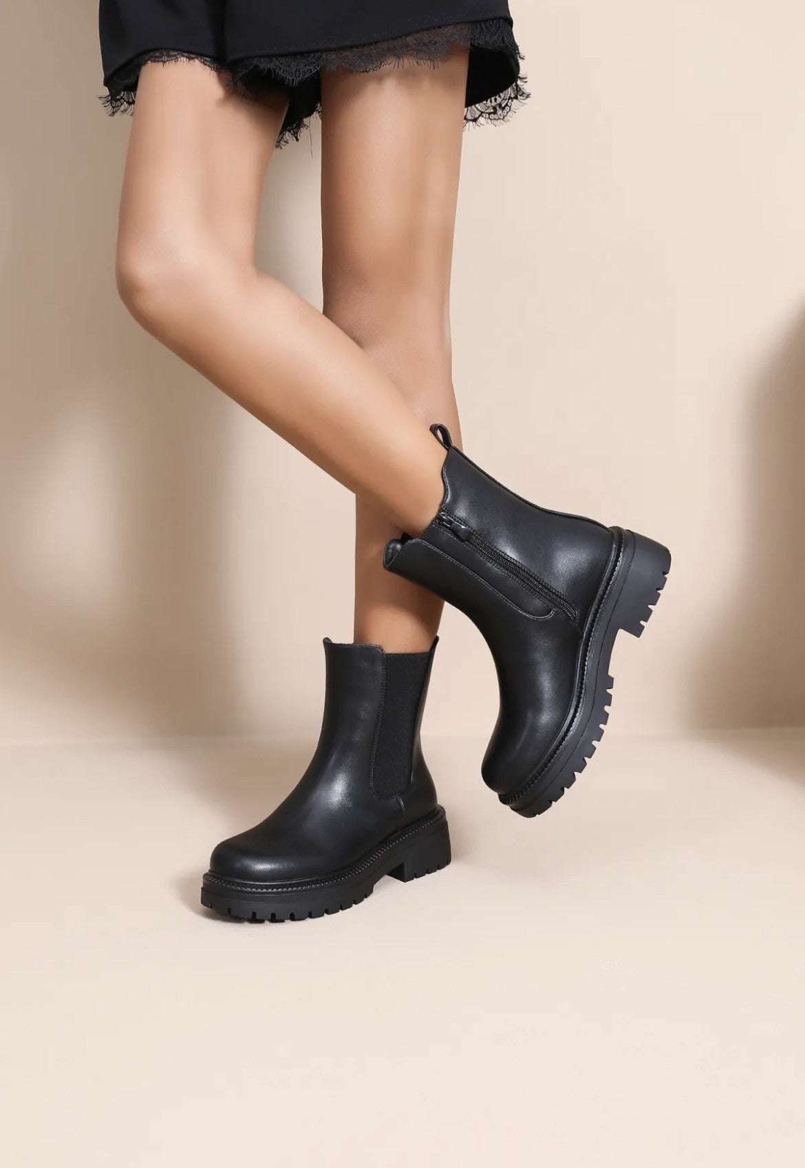 bottines Chelsea femme- bottines Chelsea noires femme- Chelsea boots femme- bottines noires femme- bottines semelle crantée- bottines femme noires- chaussures Chelsea femme- bottines tendance femme- bottines femme semelle crantée- bottines chic femme