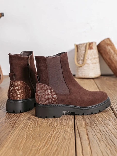 Bottine Rahia

Coloris: Marron

Patch arrière imprimé léopard.

Languette arrière.

Fermeture zippée sur le côté