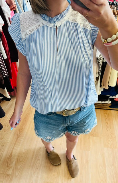 Blouse femme rayée - blouse bleu ciel femme - blouse col montant- blouse romantique femme - top chic été  blouse fluide femme - top femme élégant - blouse volants épaules - blouse tendance femme - blouse casual chic
