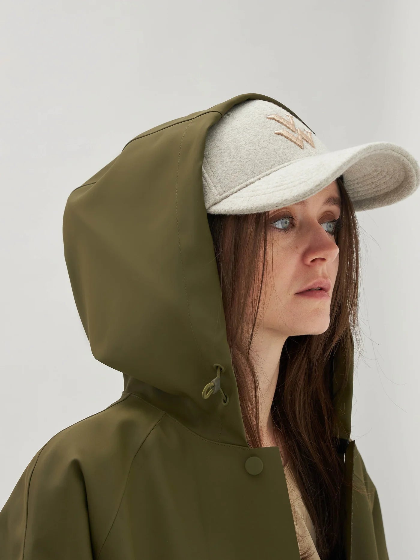 - Casquette beige Aurianne en feutrine Vanessa Wu
- Visière avec surpiqûres décoratives
- Monogramme brodé beige
- Couronne en 6 pans avec œillets brodés
- 2 pans avant rigides
- Bande de propreté intérieure
- Fermeture arrière réglable à scratch