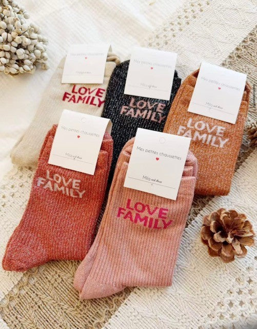 Chaussette à messages "LOVE FAMILY"

- Coloris : beige, rose, marron, terracotta

- Pailleté

- Convient pour une taille 36 au 40
