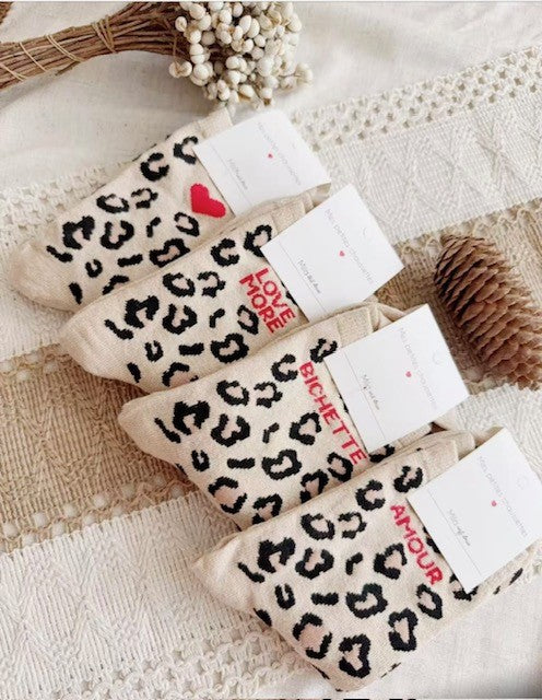 Chaussette à messages imprimé léopard

- Coloris : écru

- Pailleté

- Convient pour une taille 36 au 40