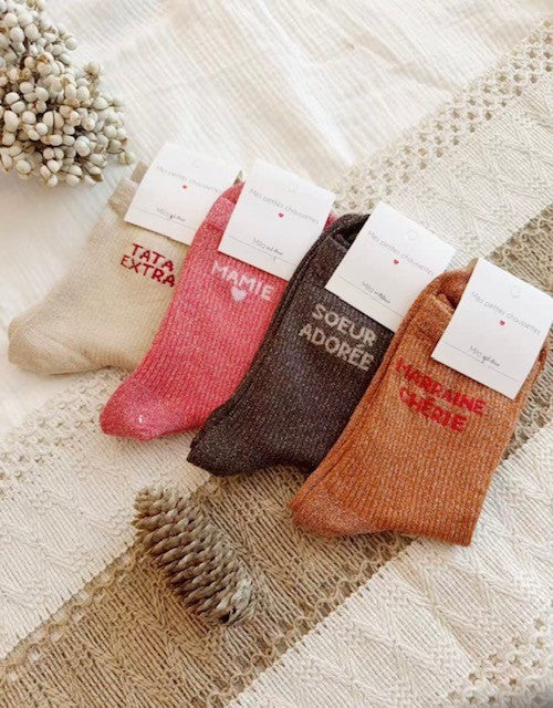 Chaussette à messages
Tata, mamie, sœur, marraine
- Coloris : beige, rose, marron, terracotta

- Pailleté

- Convient pour une taille 36 au 40

Composition&nbsp;: 77% coton, 21% polyester, 2% spandex