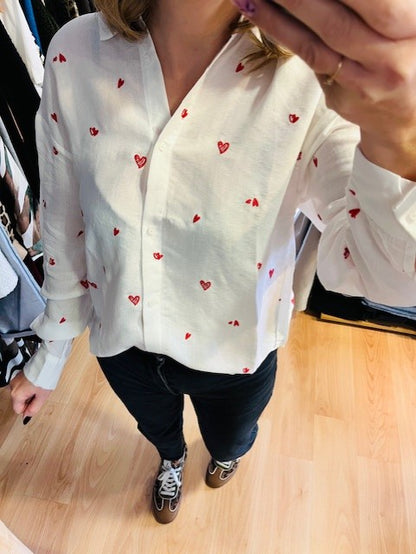 Chemise Valentine blanche à petits cœurs rouge - chemise blanche cœur brodé rouge - chemise cœur rouge broderie - chemise blanche femme - chemise brodée motif cœur - chemise St Valentin femme