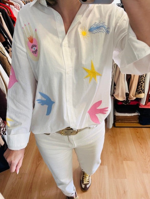 chemise blanche femme avec broderies colorées - chemise originale avec motifs soleil et oiseaux - chemise femme style artistique brodée - chemise bohème femme motifs brodés
- chemise fun femme avec dessins colorés - chemise broderies colorées - chemise motifs brodés femme - chemise dessin artistique - chemise motifs fun femme - chemise brodée soleil oiseau - chemise avec motifs originaux -chemise design créatif femme