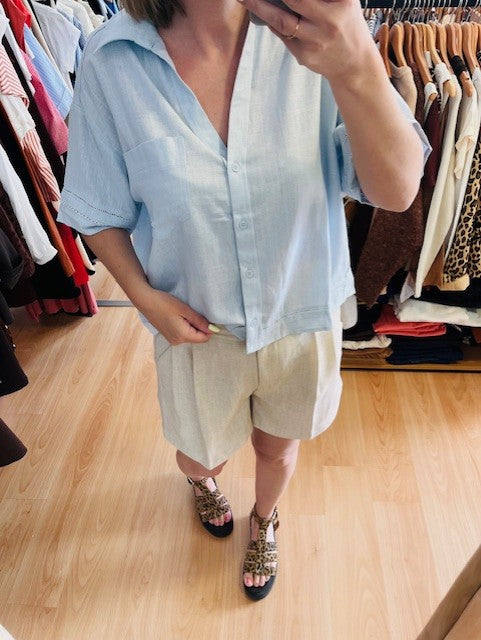 Chemise bleu ciel Winka - chemise bleu ciel femme - chemise fluide bleu ciel - chemise Winka Grace & Mila - chemise femme élégante - chemise manches courtes bleu ciel - chemise bleu ciel chic été