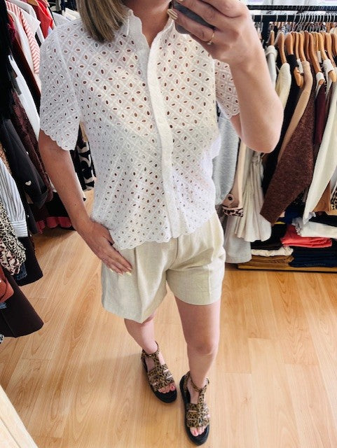Chemise en broderies anglaises blanche Waverine - chemise broderie anglaise blanche femme - chemise blanche brodée été - blouse broderie anglaise chic - chemise Waverine Grace et Mila - chemise femme élégante - blouse blanche romantique