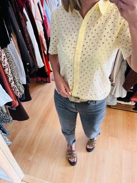 Chemise en broderies anglaises jaune Waverine - chemise jaune femme - chemise broderie anglaise femme - chemise été femme jaune - chemise manches courtes femme - chemise coton brodé femme - blouse jaune broderie anglaise