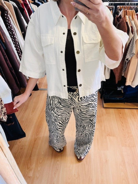 Chemise en denim blanche Vita - chemise denim blanche femme - chemise en jean blanche - chemise Grace & Mila - chemise oversize femme - chemise casual chic - chemise tendance femme
mode femme 2026