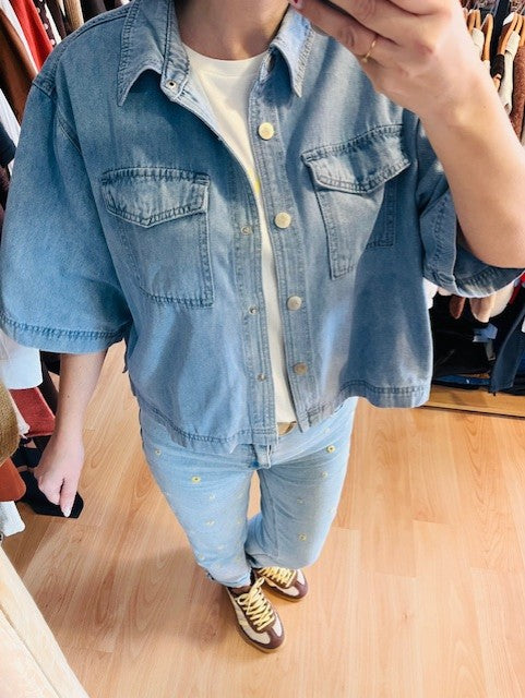 Chemise en denim bleu Vita -chemise denim bleu femme - chemise en jean bleu - chemise Grace & Mila - chemise oversize femme - chemise casual chic -  veste chemise denim femme - mode femme tendance