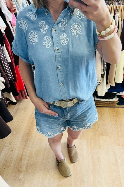 Chemise en denim brodée Joy - femme denim - chemise brodée femme - chemise jean légère - blouse denim femme - chemise bohème chic - chemise été femme - chemise casual chic - blouse brodée blanche