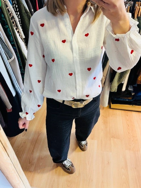Chemise en gaz de coton Coup de cœur - chemise femme - chemise gaz de coton - chemise blanche femme - chemise à cœurs femme - chemise imprimée cœurs - chemise manches longues femme