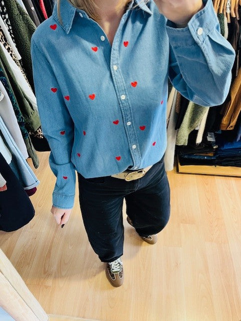 chemise en jeans femme, chemise denim brodé, chemise cœurs rouges, chemise casual chic 