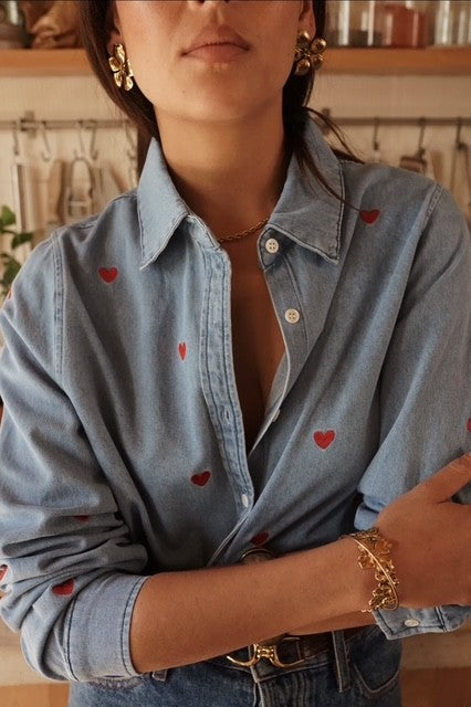 chemise en jeans femme, chemise denim brodé, chemise cœurs rouges, chemise casual chic 