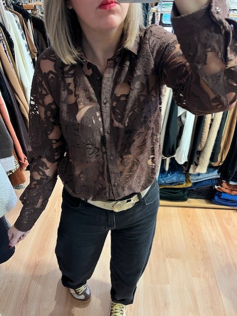 Chemise  marron Amandine - chemise ajouré à motif texturé - chemise transparente chic - haut élégant- chemise tendance 2025- chemise soirée femme