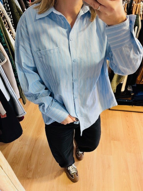 Chemise oversize en coton bleu Valérie - chemise oversize femme - chemise à rayure bleu - chemise Grace & Mila - chemise femme oversize bleu - chemise manches longues femme - chemise détails au dos - chemise nœud au dos