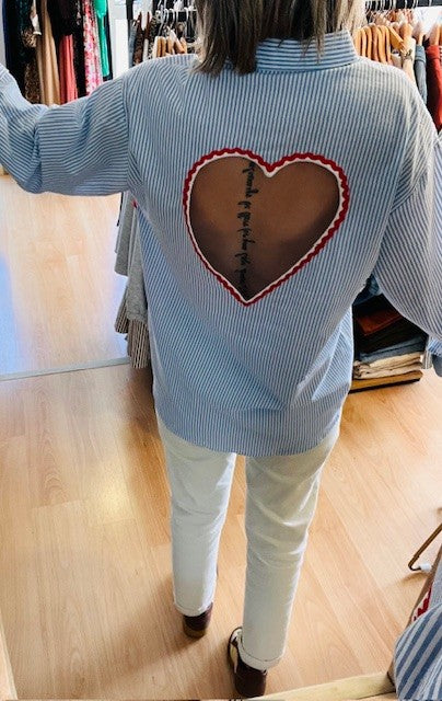 Chemise à rayures bleues Joy - chemise dos ouvert cœur - chemise cœur dans le dos - chemise rayée dos ouvert - chemise design original femme - chemise avec découpe dos
- chemise sexy chic femme
- chemise détail cœur- 