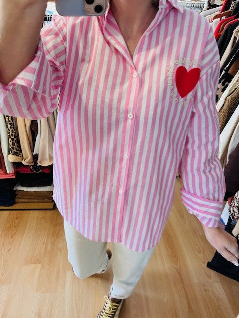chemise cœur dos - chemise cœur rouge dos - chemise rayée rose cœur - chemise avec cœur dans le dos - chemise design cœur femme - chemise détail cœur - chemise amour femme - chemise femme rayée - chemise rose femme - chemise originale femme - chemise tendance femme - chemise stylée femme